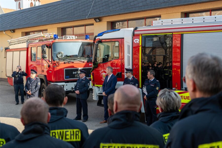Feuerwehr Rochlitz: Blick hinter die Kulissen der Feuerwache - Seit Jahresbeginn haben die Einsatzkräfte ein neues Löschfahrzeug (r.), das zum Tag der offenen Tür präsentiert wird.
