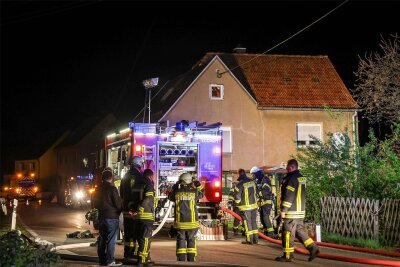 Feuerwehr rückt mit Großaufgebot in Callenberg aus: Das war der Grund für den nächtlichen Einsatz - Die Feuerwehr war in der Nacht zu Donnerstag im Callenberger Ortsteil Langenchursdorf im Einsatz.