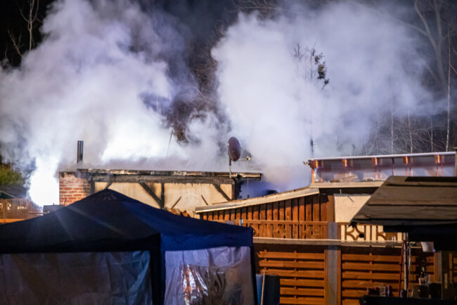 Zu einem Brand ausgerückt sind in der Nacht zum dritten Advent in Niederwürschnitz Feuerwehr und Polizei. 