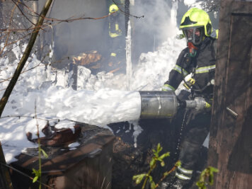Feuerwehr rückt wegen brennendem Holzstapel aus - Kräfte der Feuerwehr bekämpften mit Schaum den Brand.