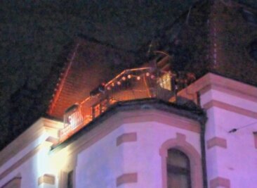 Feuerwehr rückt zu Balkonbrand aus - Auf einer Dachterrasse kam es zum Brand. 