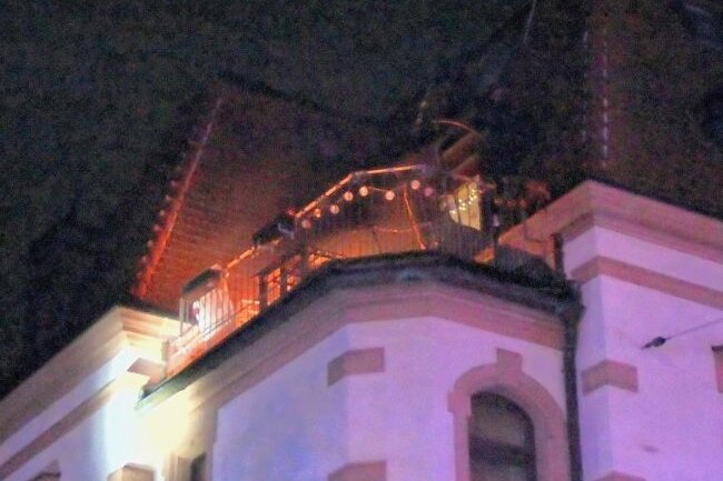 Feuerwehr rückt zu Balkonbrand aus - Auf einer Dachterrasse kam es zum Brand. 