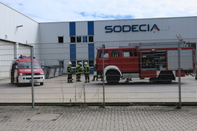 Feuerwehr rückt zu Brand auf Firmengelände aus - 