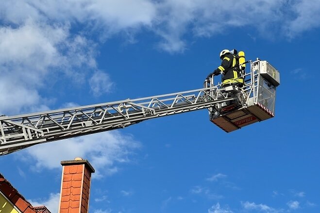 Einsatzkräfte der Feuerwehr, Polizei und des Rettungsdienstes sind am Samstagabend zu einem Brand in einem Mehrfamilienhaus in Frankenberg ausgerückt.