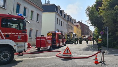Feuerwehr rückt zu Dachstuhlbrand in Wilkau-Haßlau aus - 