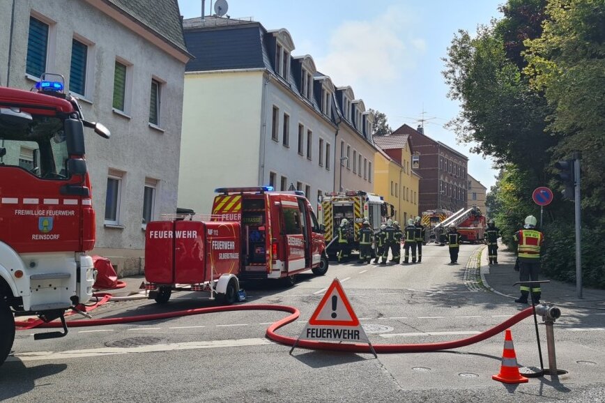 Feuerwehr rückt zu Dachstuhlbrand in Wilkau-Haßlau aus