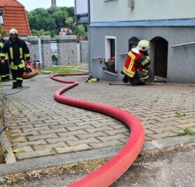 Feuerwehr rückt zu Kellerbrand aus - An der Mozartstraße in Zwickau kam es am Mittwoch zu einem Kellerbrand. 