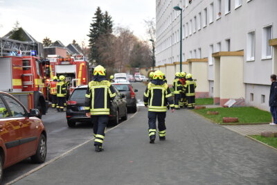 Feuerwehr rückt zu Küchenbrand aus - Feuerwehreinsatz an der Albert-Schweitzer-Sraße in Lugau.
