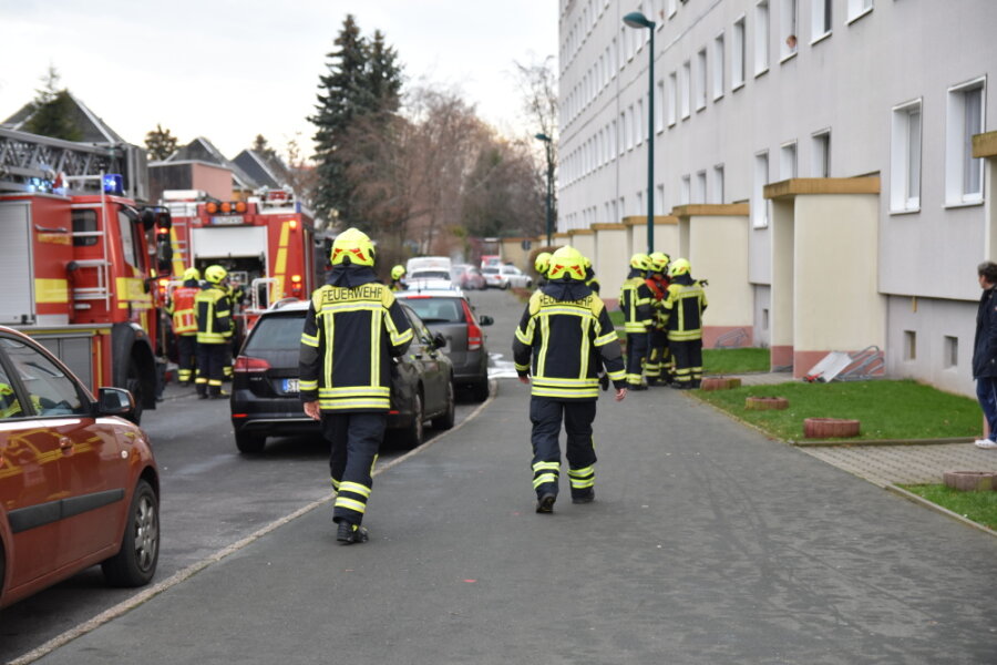 Feuerwehr rückt zu Küchenbrand aus - Feuerwehreinsatz an der Albert-Schweitzer-Sraße in Lugau.