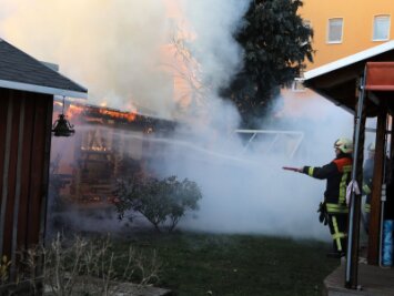 Feuerwehr rückt zu Laubenbrand aus - Eine Laube ist am Freitagnachmittag in Hohenstein-Ernstthal in Brand geraten.