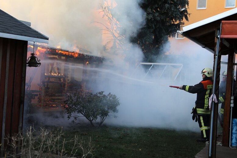 Feuerwehr rückt zu Laubenbrand aus - Eine Laube ist am Freitagnachmittag in Hohenstein-Ernstthal in Brand geraten.