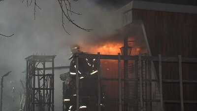 Feuerwehr rückt zu Laubenbrand in Zwickau aus - 