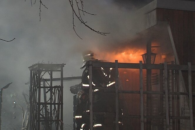 Feuerwehr rückt zu Laubenbrand in Zwickau aus - 