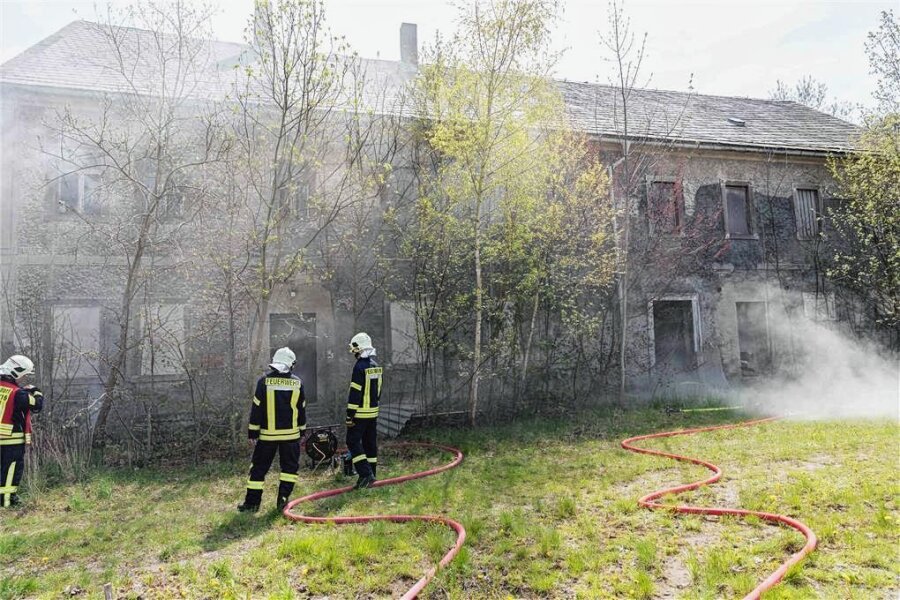 Feuerwehr rückt zu qualmendem Haus nach Niederbobritzsch aus - Aus einem Haus in Niederbobritzsch stieg am Freitag Rauch auf. 40 Feuerwehrleute waren im Einsatz. 