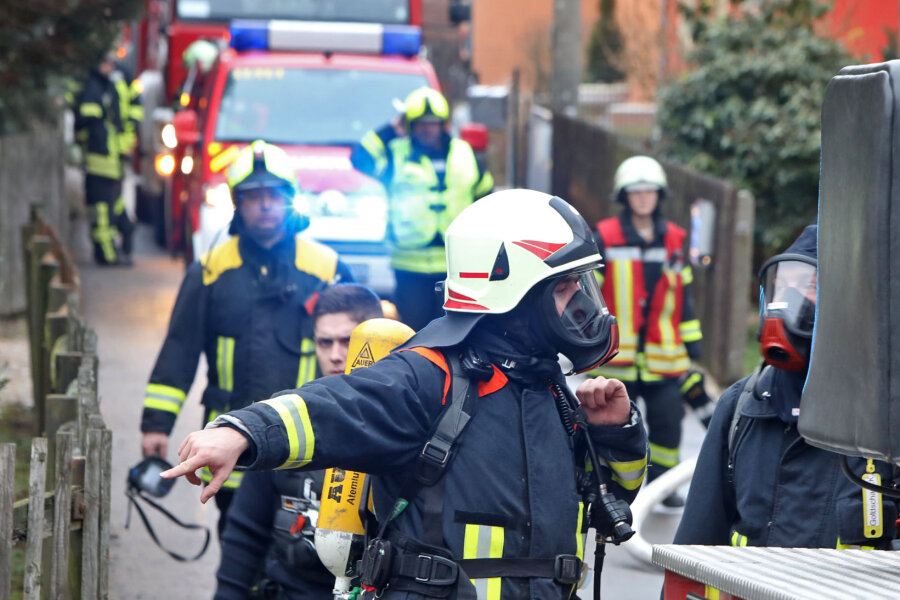 Feuerwehr rückt zu Schornsteinbrand aus - 