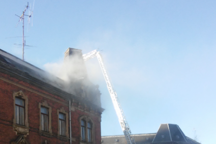 Feuerwehr rückt zu Schornsteinbrand in Zwickau aus - 