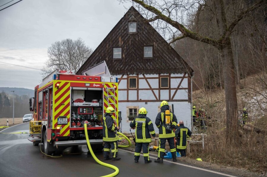 Mit acht Einsatzfahrzeugen war die Feuerwehr bei dem Brand in Holzhau vor Ort.