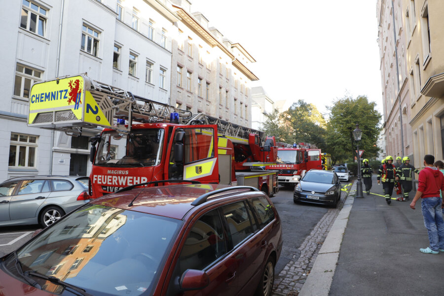 Feuerwehr rückt zu Wohnungsbrand auf dem Sonnenberg aus - 