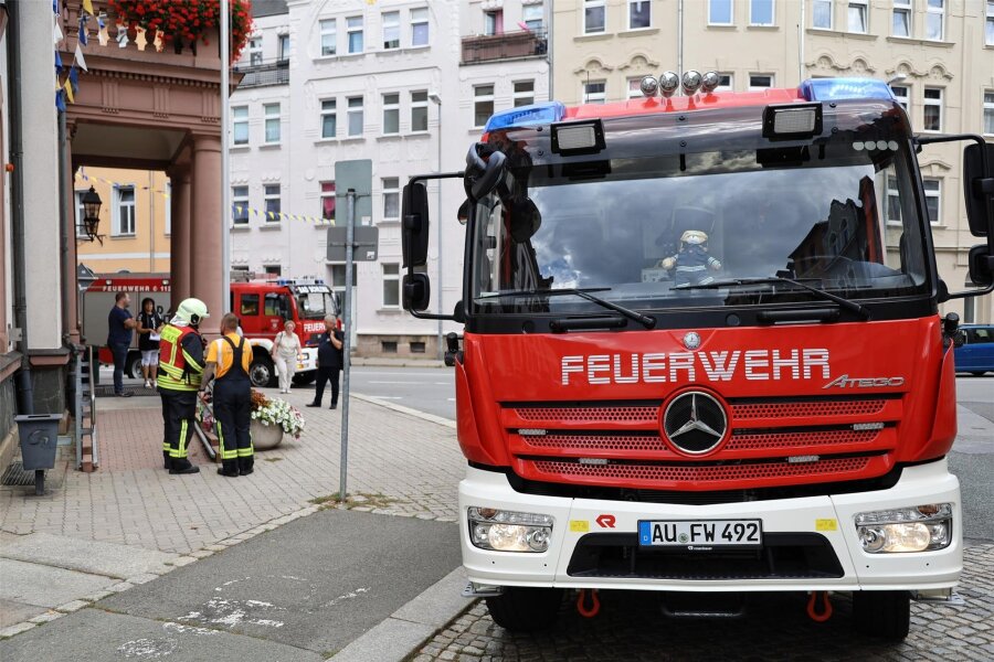 Feuerwehr rückt zum Rathaus in Aue aus – Gebäude kurzzeitig evakuiert: Das ist der Grund - Die Feuerwehr ist am Dienstag gegen 14 Uhr zum Rathaus in Aue ausgerückt.