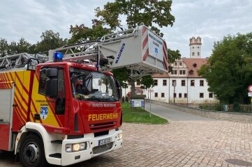 Feuerwehr rückt zum Schloss aus - 
