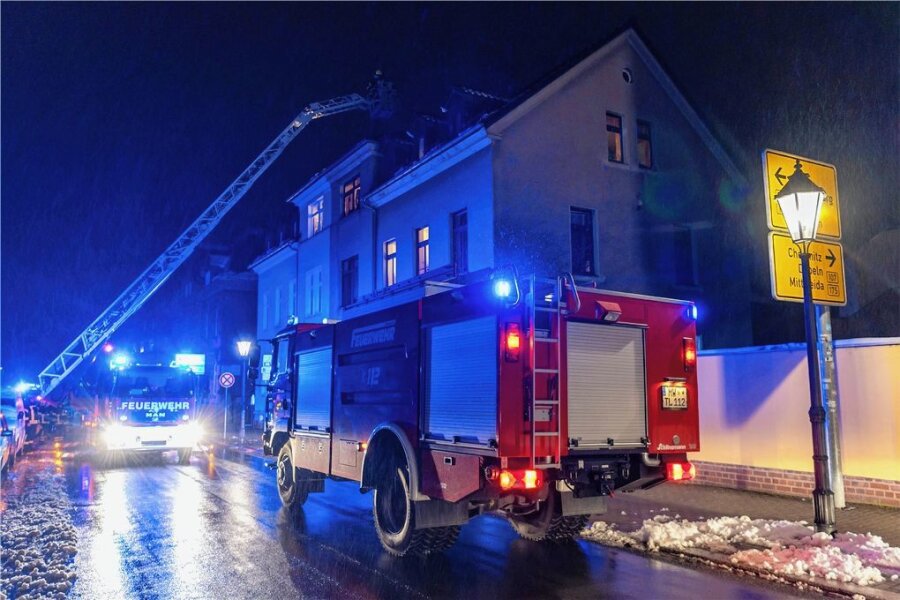 Feuerwehr sucht nach Brand in Rochlitz - Ein Großaufgebot an Einsatzkräften rückte am Sonntagabend in die Bahnhofstraße, Ecke Poststraße, in Rochlitz aus.