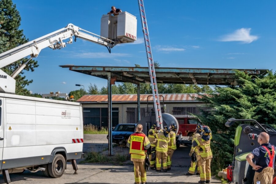 In Oberdorf sitzt eine Person auf einer Hubarbeitsbühne fest. Für die Bergung bringen die Feuerwehrleute tragbare Leitern zum Einsatz.