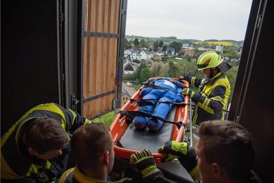 Feuerwehr trainiert Rettung aus Bergfried von Schloss Voigstberg - 