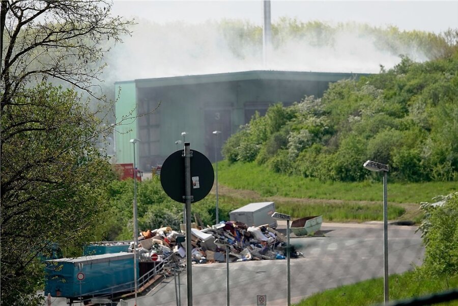 Feuerwehr über vier Stunden auf Mülldeponie in Chemnitz im Einsatz - Am späten Samstagnachmittag brach das Feuer in der Deponie am Weißen Weg aus. Der Rauch war weithin zu sehen. 