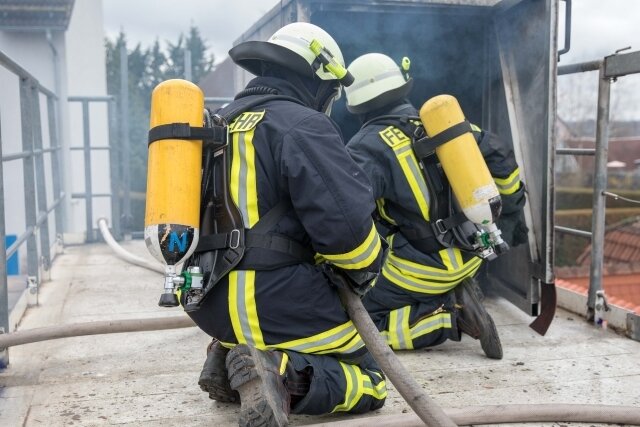 Feuerwehr übt im Container - Gut 70 Feuerwehrleute haben am Wochenende in einem Container in Brand-Erbisdorf das Löschen eines Kellerbrandes geübt. 