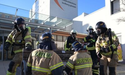 Feuerwehr übt im Krankenhaus - Am Erzgebirgsklinikum Stollberg ist am Freitag eine groß angelegte Übung abgelaufen, um den Notfall zu trainieren. 