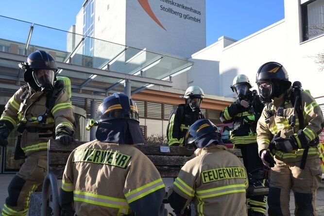 Feuerwehr übt im Krankenhaus - Am Erzgebirgsklinikum Stollberg ist am Freitag eine groß angelegte Übung abgelaufen, um den Notfall zu trainieren. 