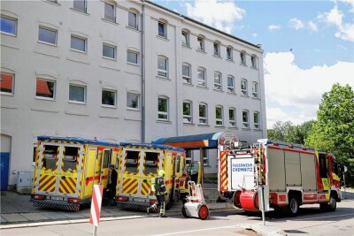 Feuerwehr und Rettungsdienst vor Chemnitzer Schule - Am Mittwochvormittag wurden Rettungskräfte und Feuerwehr zur Regenbogen-Schule an die Emilienstraße gerufen.