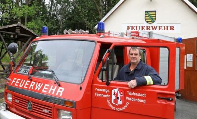 Feuerwehr: Warum der Stadtrat am eigenen Konzept zweifelt - Jens Winter und die Feuerwehrleute aus Schlagwitz rücken mit einem 28 Jahre alten Fahrzeug aus. 