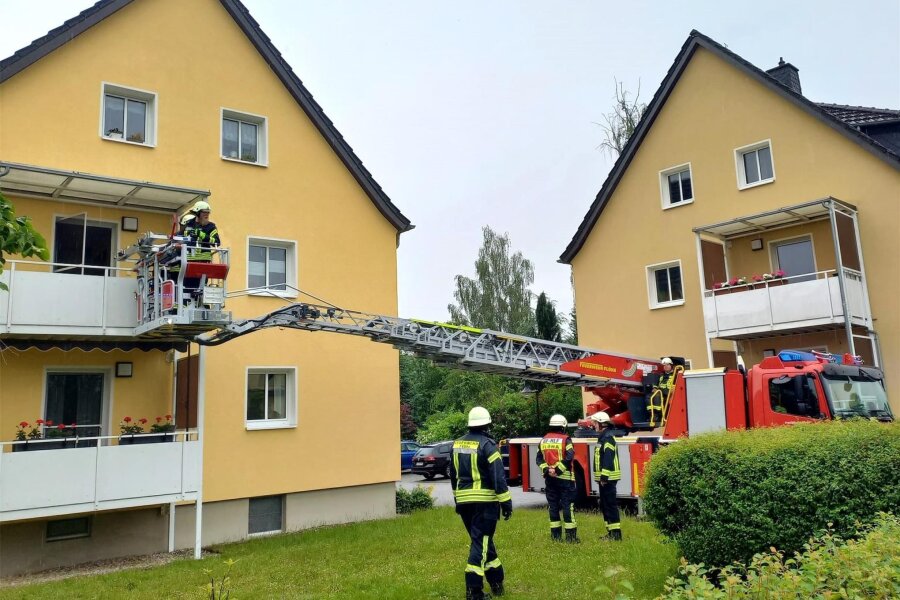 Feuerwehr wird zu besonderem Einsatz gerufen - Beim Personentransport kam die Drehleiter der Freiwilligen Feuerwehr Flöha zum Einsatz.