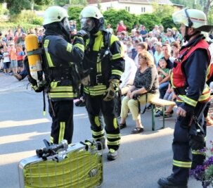Feuerwehr zeigt zum Start der Leubsdorfer Schulfestwoche ihr Können - 