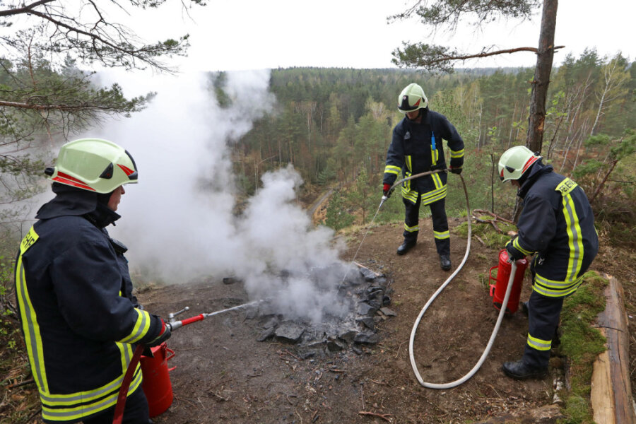 Feuerwehr zu Lagerfeuer im Oberwald gerufen - 