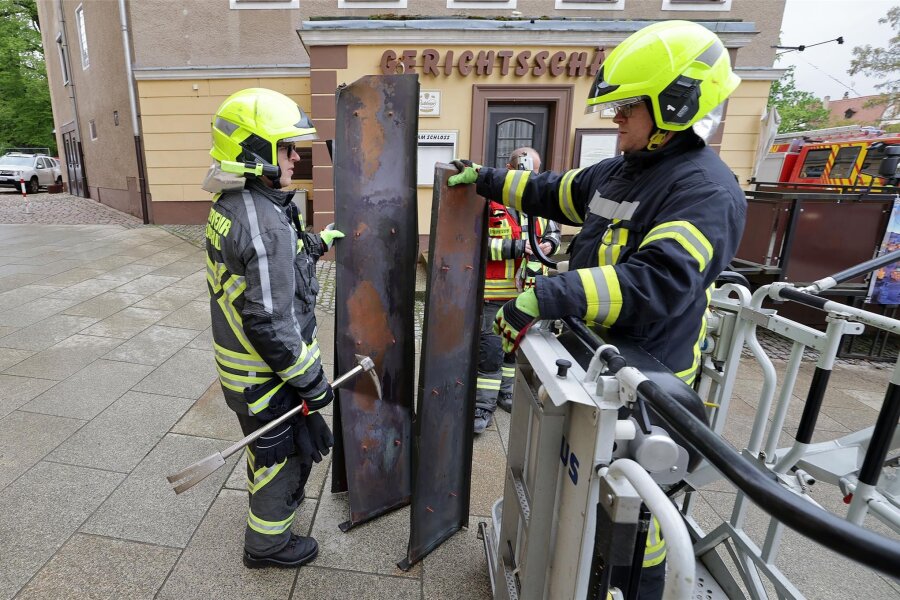 Feuerwehraktion in Glauchau: Herabhängende Bleche gerettet - Die Kameraden der Freiwilligen Feuerwehr Glauchau sicherten Kupferbleche, die sich am Dach gelöst hatten.