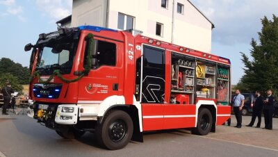 Feuerwehrauto für Erla-Crandorf geweiht - Das neue Schmuckstück vorm Gerätehaus in Crandorf. Der 25 Jahre alte Vorgänger des Löschgruppenfahrzeugs wird in Mecklenburg-Vorpommern noch weiter genutzt.