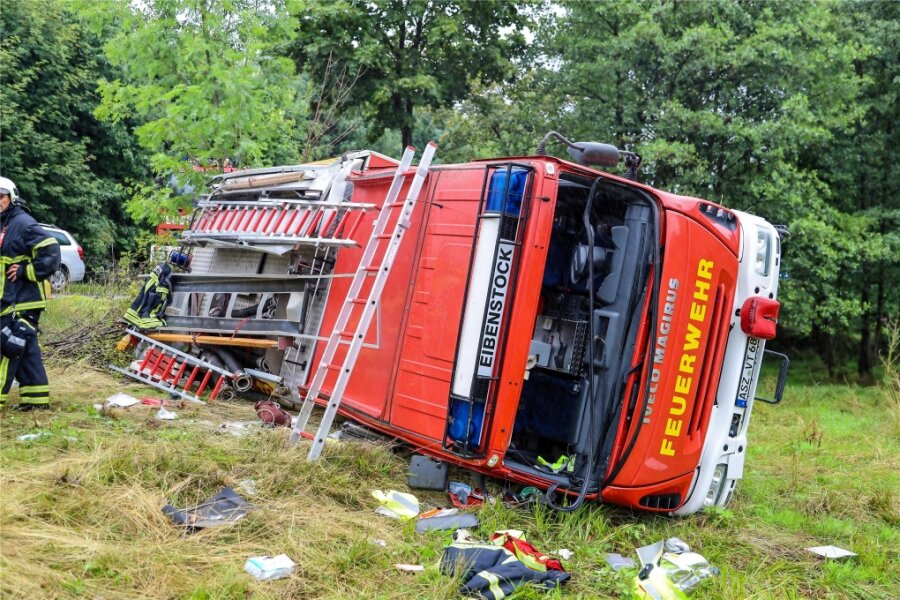 Feuerwehrauto verunglückt im Erzgebirge: Mehr als 200.000 Euro Schaden nach Unfall - Bei dem schweren Unfall in Eibenstock hat sich das Feuerwehrfahrzeug überschlagen.