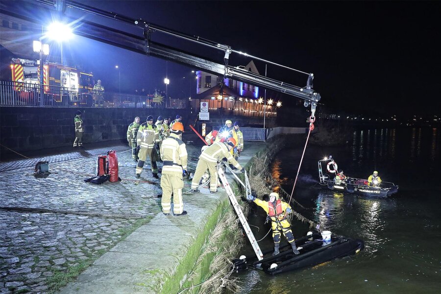 Feuerwehrboot rammt Dampfer in Dresden: Retter müssen selbst gerettet werden - Nach dem Unfall: Das gekenterte Feuerwehrboot ist gesichert und wird per Kran gehoben.