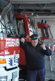 Feuerwehrchef: Polizei braucht 20 Minuten länger - 
              <p class="artikelinhalt">Burgstädts Stadtwehrleiter Thomas Döring, hier in der Fahrzeughalle, meint: "Man hätte das Polizeirevier in der größeren der beiden Städte, also in Burgstädt, belassen sollen."</p>
            