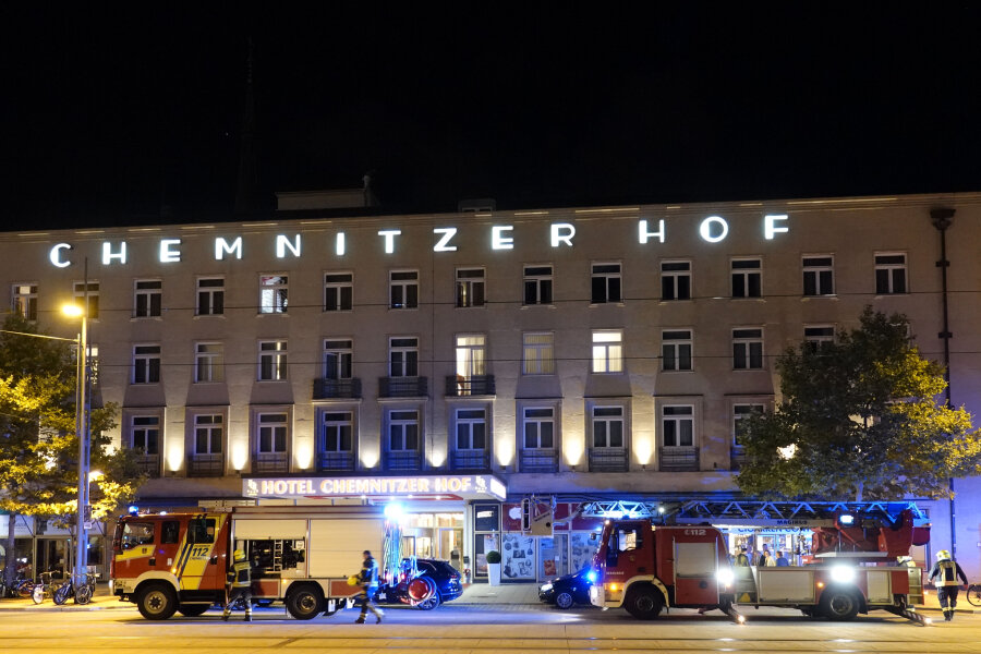 Feuerwehreinsatz am Chemnitzer Hof - Die Feuerwehr war mit mehreren Fahrzeugen im Einsatz.