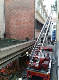 Feuerwehreinsatz am Kaufhaus Joh sorgt für Aufsehen - Stadt rät zu Vorsicht in Wäldern - 