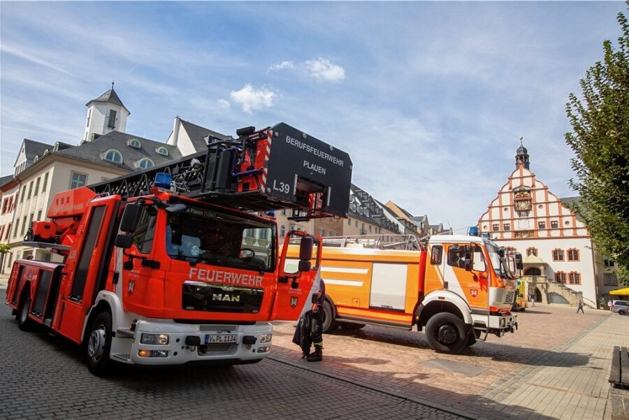 Mit mehreren Fahrzeugen rückte die Feuerwehr zum Plauener Altmarkt an. Neben der Berufsfeuerwehr war auch die Freiwillige Feuerwehr Neundorf vor Ort.