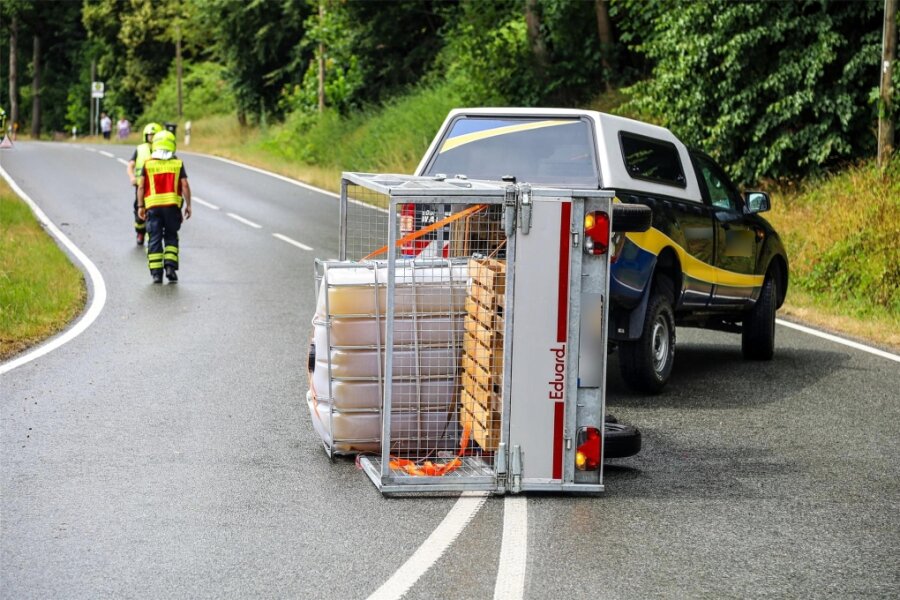 Feuerwehreinsatz bei Eibenstock: Behälter mit ätzender Flüssigkeit kippt von Auto - Der Pkw-Anhänger mit dem Behälter war umgekippt.