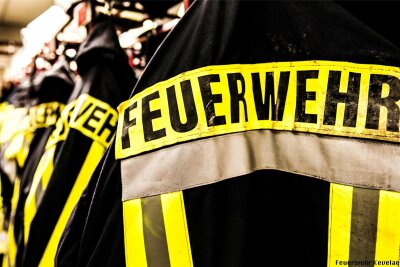 Feuerwehreinsatz bei Freiberg: Fahrzeug bleibt in Stromleitung hängen - Die hauptamtlichen Kräfte der Feuerwehr Freiberg waren am Montagabend in Zug im Einsatz.