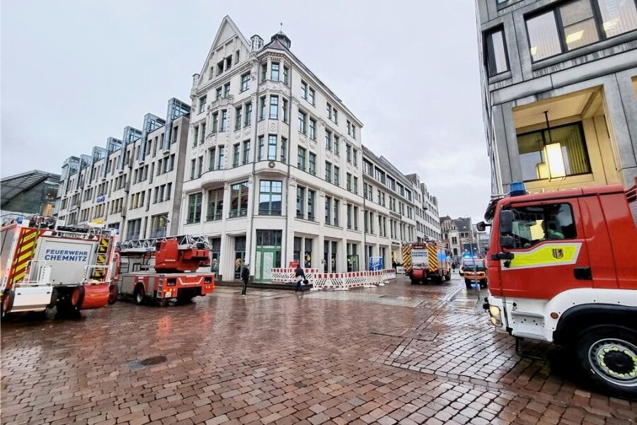 Feuerwehreinsatz bei künftigem Peter-Pane-Lokal in Chemnitz - Gegen 17 Uhr wurde die Feuerwehr zum Markt gerufen. In dem Haus, in dem demnächst das Restaurant Peter Pane öffnet, hatte sich Rauch ausgebreitet. 