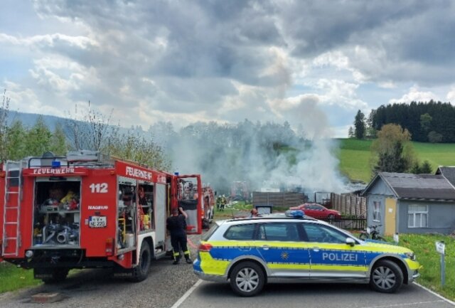 Feuerwehreinsatz wegen eines Brandes am Dienstagnachmittag in der Kleingartenanlage an der Klingenthaler Jägerstraße. 
