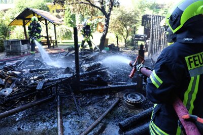 Feuerwehreinsatz im Erzgebirge: Geräteschuppen brennt ab - Die Feuerwehr konnte nichts mehr retten, der Schuppen brannte komplett ab.