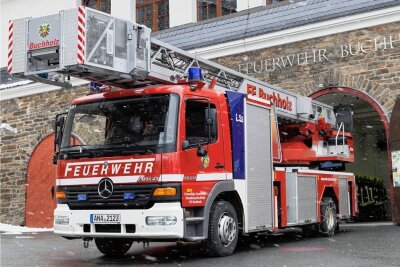 Feuerwehreinsatz in Annaberg-Buchholz: Rauchentwicklung in Hostel - Kameraden der Freiwilligen Feuerwehr Buchholz mussten am Freitagvormittag mit ihrer Drehleiter ausrücken. Der Rauchmelder eines Hostels hatte angeschlagen. 